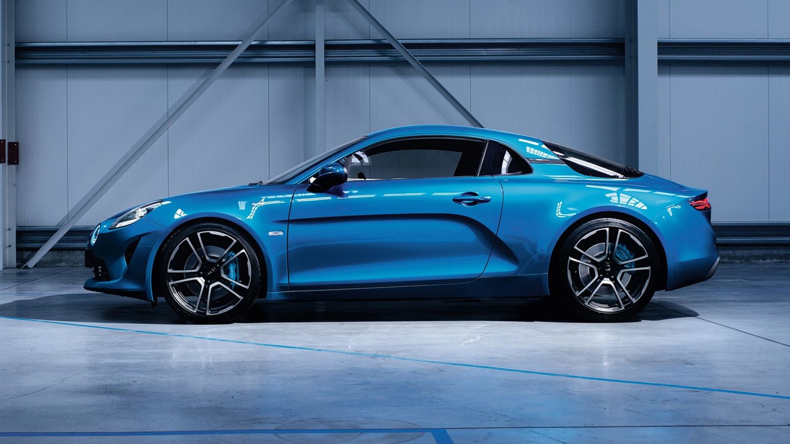 H Alpine A110 θα ξεκινήσει να πωλείται προς τα τέλη του έτους, με τις πρώτες 1.995 μονάδες να είναι στην έκδοση Premiere Edition, η οποία στη Γαλλία θ